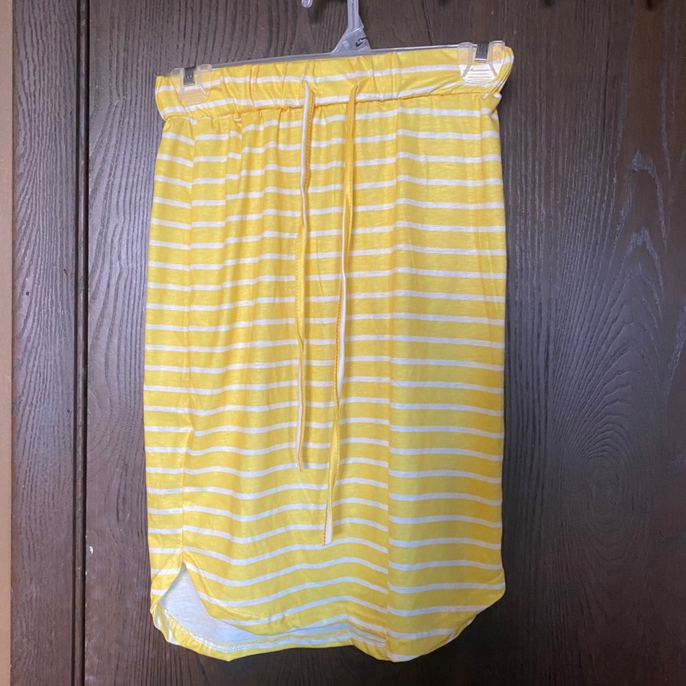 Beautiful yellow skirt!